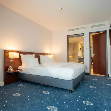 Vier Jahreszeiten Hotel 4*
