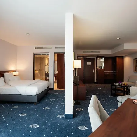 Vier Jahreszeiten Hotel 4*