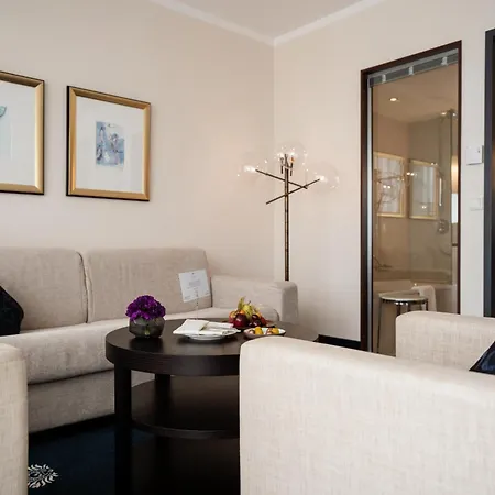 Vier Jahreszeiten Hotel 4*