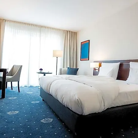 Vier Jahreszeiten Hotel 4*