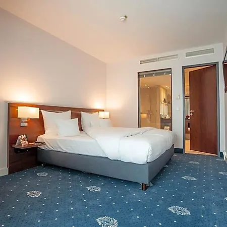 Vier Jahreszeiten Hotel 4*