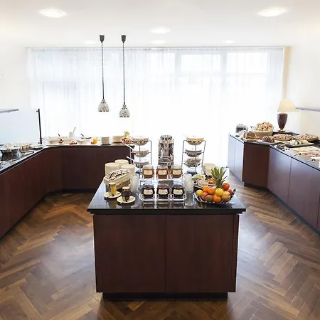 Vier Jahreszeiten Szálloda 4*