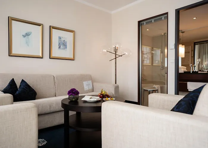 Vier Jahreszeiten Hotel 4*
